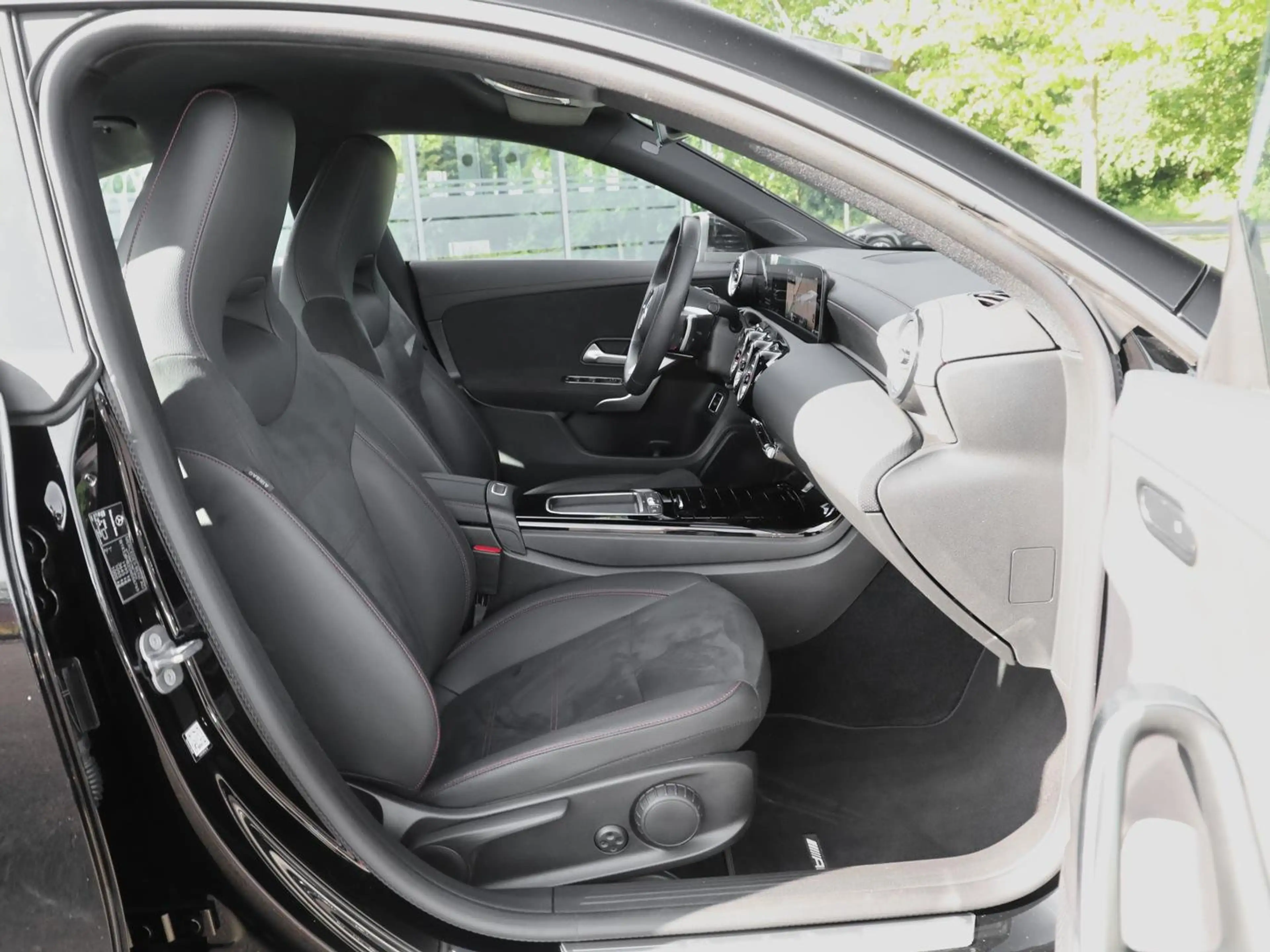 Mercedes-Benz CLA 200 AMG Advanced+ Kamera Ambiente Keyless-Go — photo 12