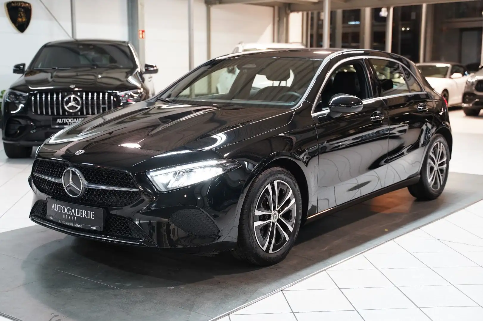 Mercedes-Benz A 180 Aut*LED*NAVI*ASSITENT*MBUX*KAMERA*LEDER* Schwarz - 1