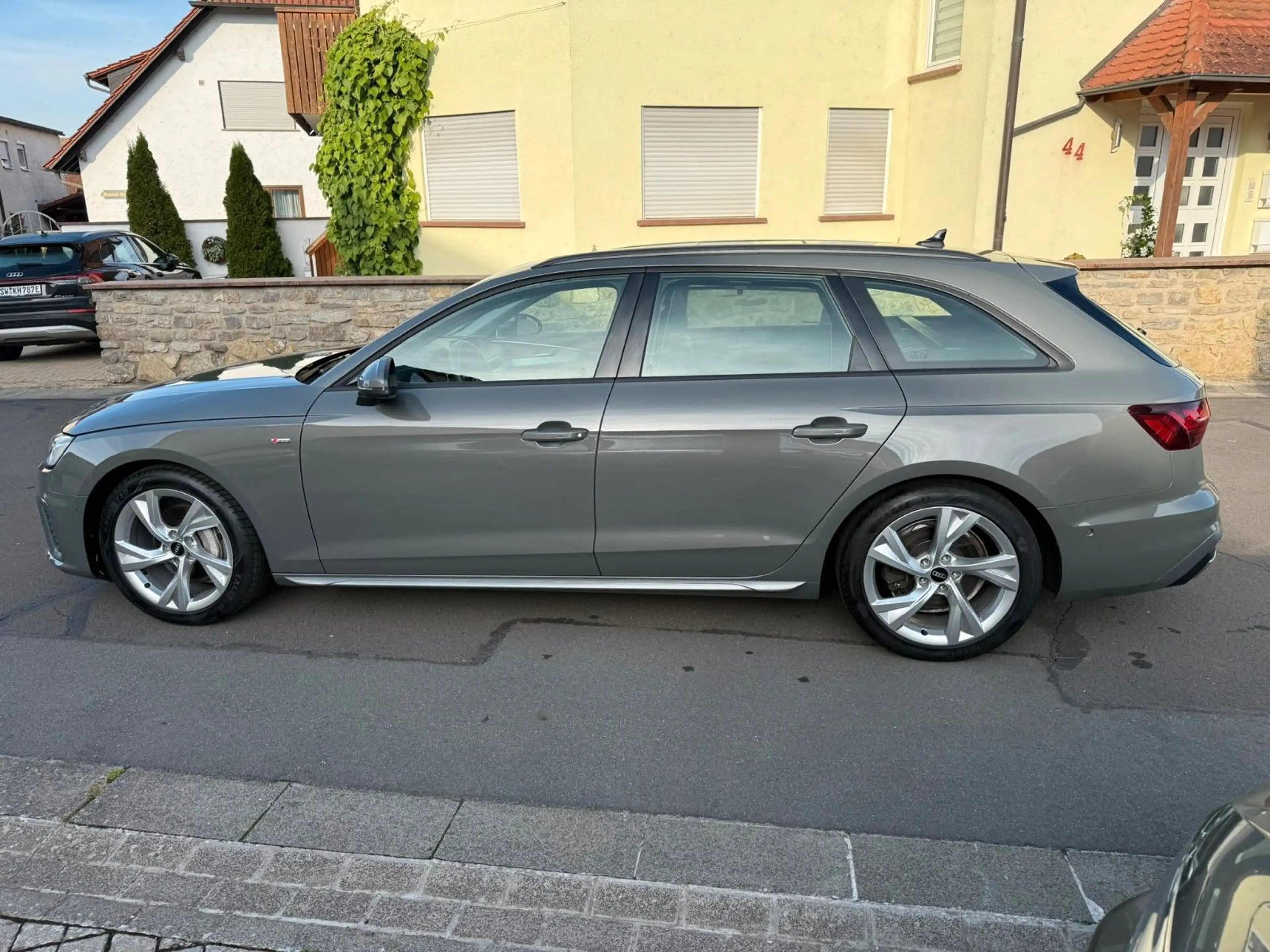 Audi A4 Avant 40 TFSI quattro S line Panoramdach — photo 2