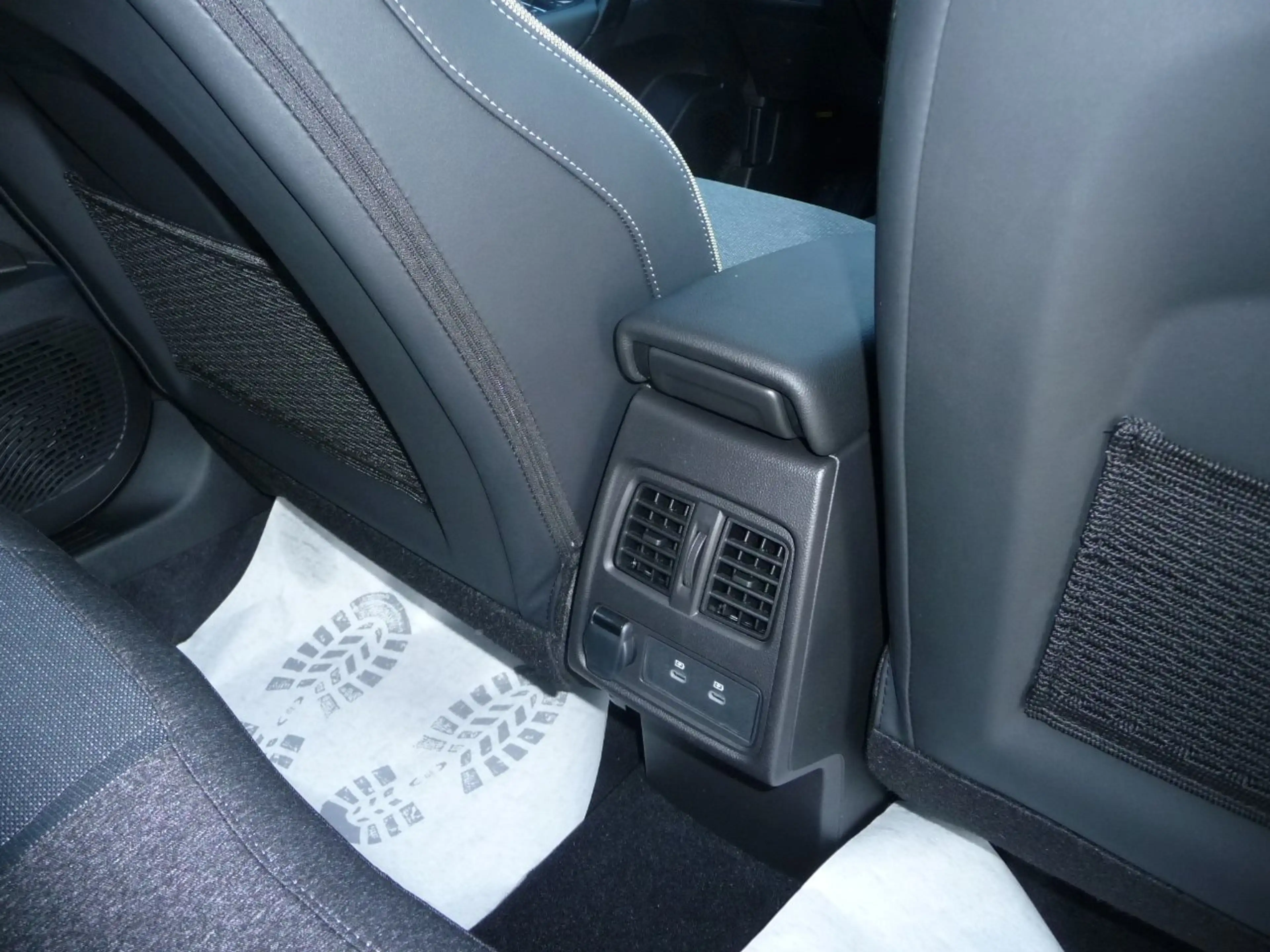 Mitsubishi Grandis Intro Edition 1.8 Hybrid — photo 7