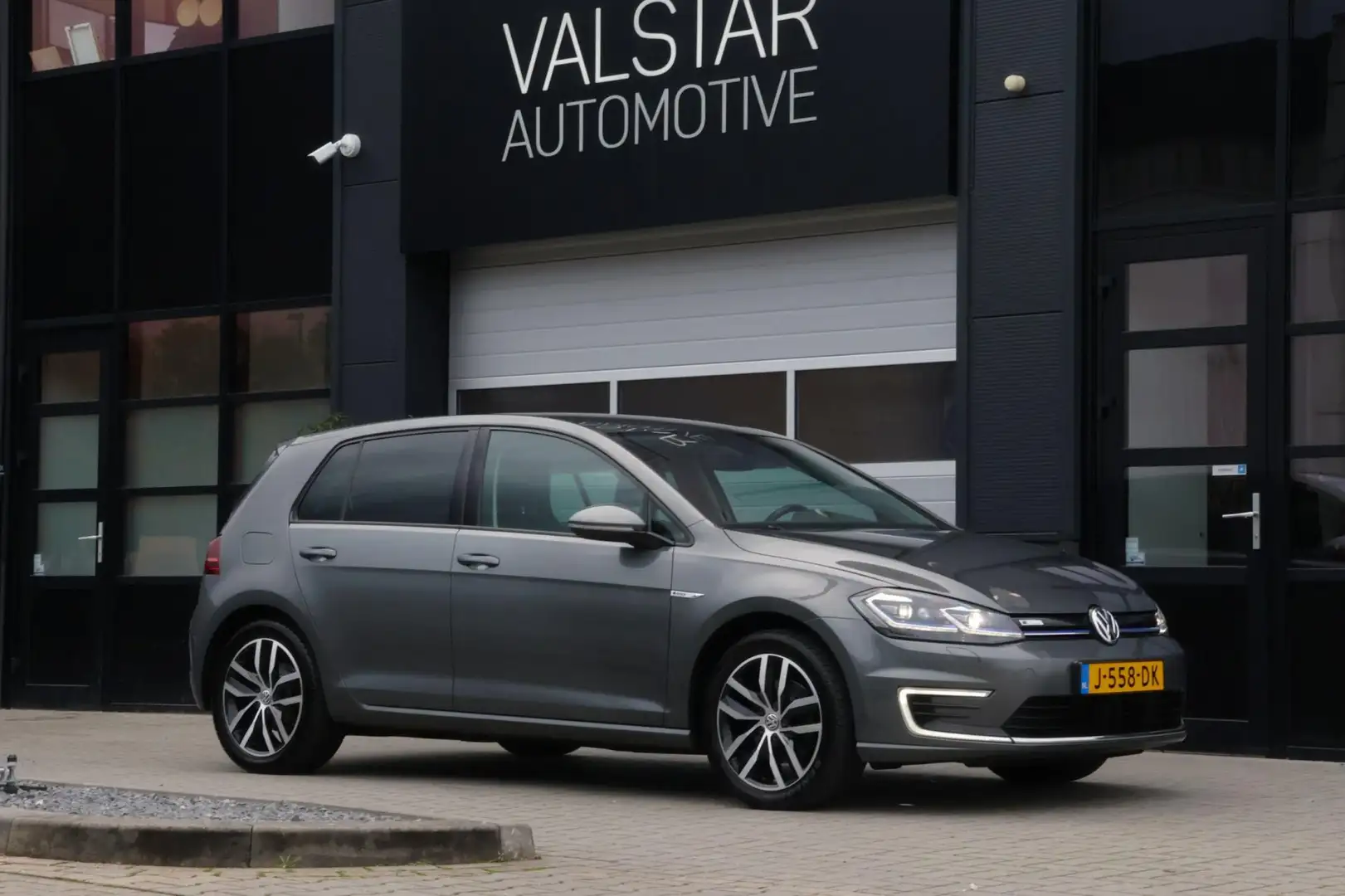 Volkswagen e-Golf SoH 92 % | Warmtepomp | LED + | Stoelverwarming | Grijs - 1