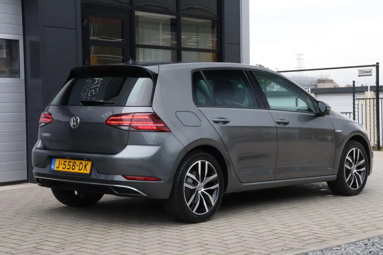 Volkswagen e-Golf SoH 92 % | Warmtepomp | LED + | Stoelverwarming | Grijs - 2
