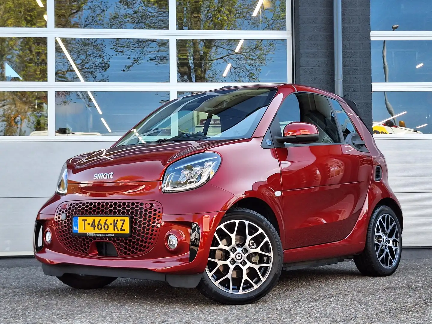 smart forTwo Fortwo EQ cabriolet | Leder Zwart | Comfort Plus P Rood - 2