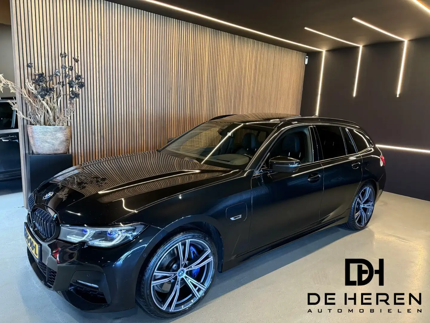 BMW 330 3-serie Touring 330e xDrive High Executive Zwart - 2