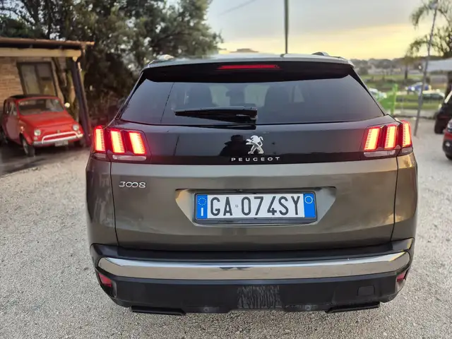 Peugeot 3008 view 3