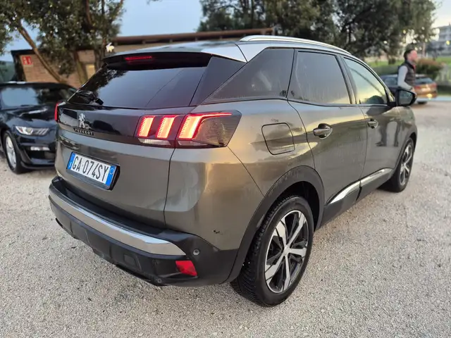Peugeot 3008 view 4