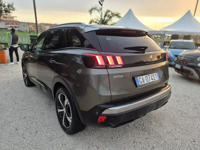 Peugeot 3008 view 2