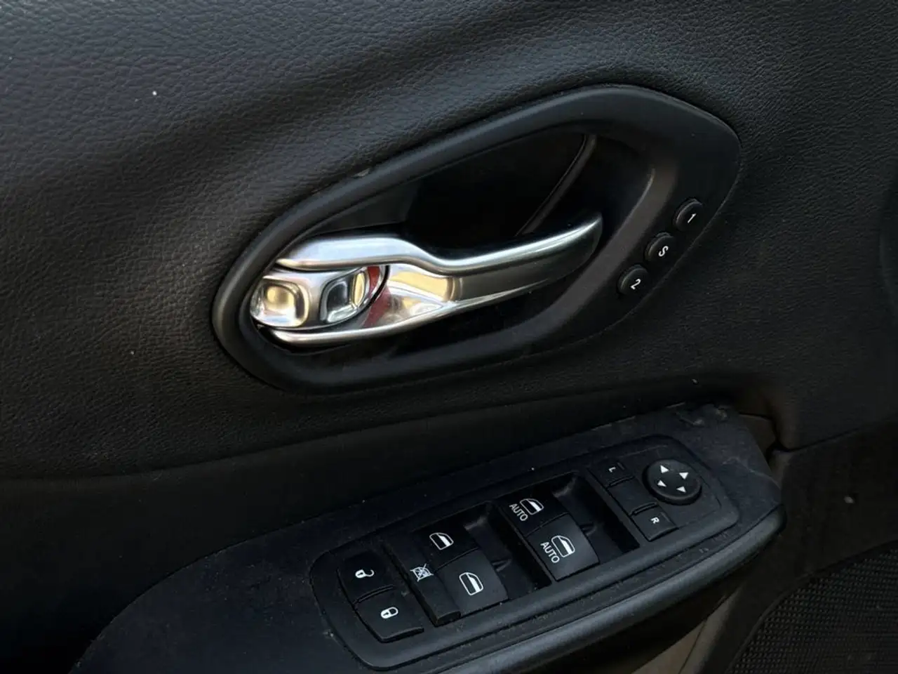 Jeep Cherokee снимка Jeep Cherokee
