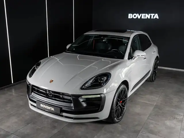 Porsche Macan view 3