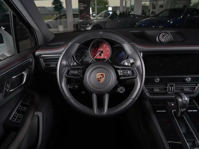Porsche Macan view 12
