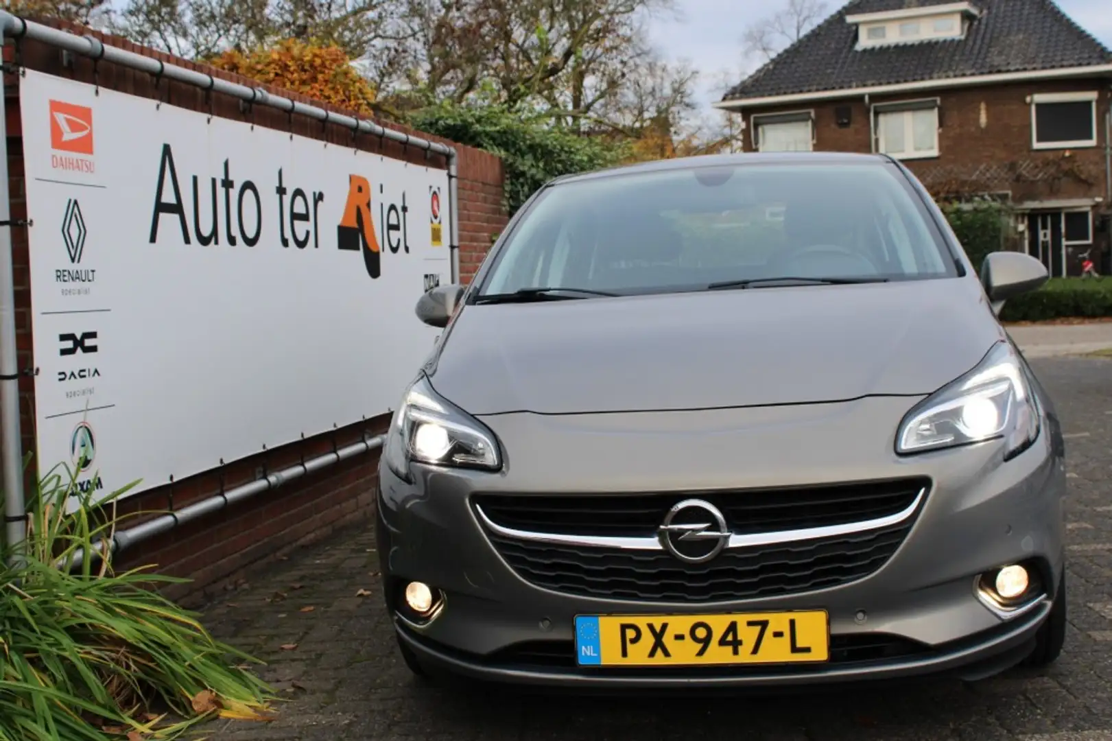 Opel Corsa 1.4i 5 deurs Cosmo AUTOMAAT met o.a. winterpakket Beige - 2