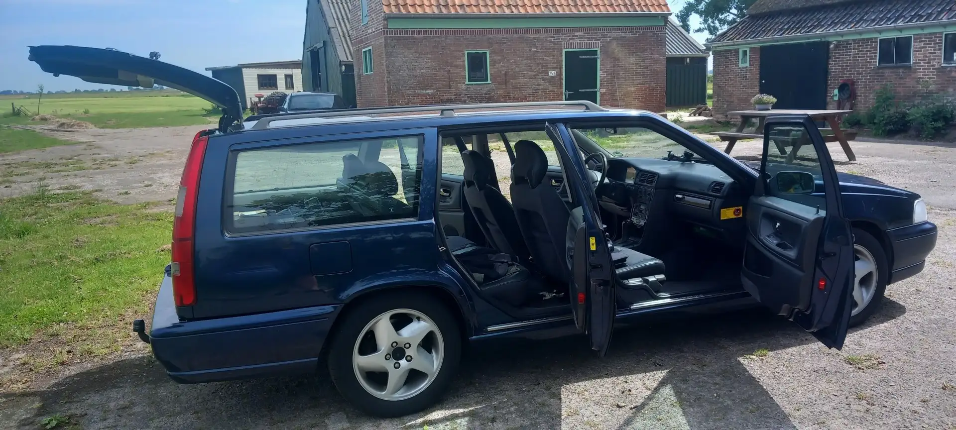 Volvo V70 2.3 T-5 Exclusive Blauw - 2