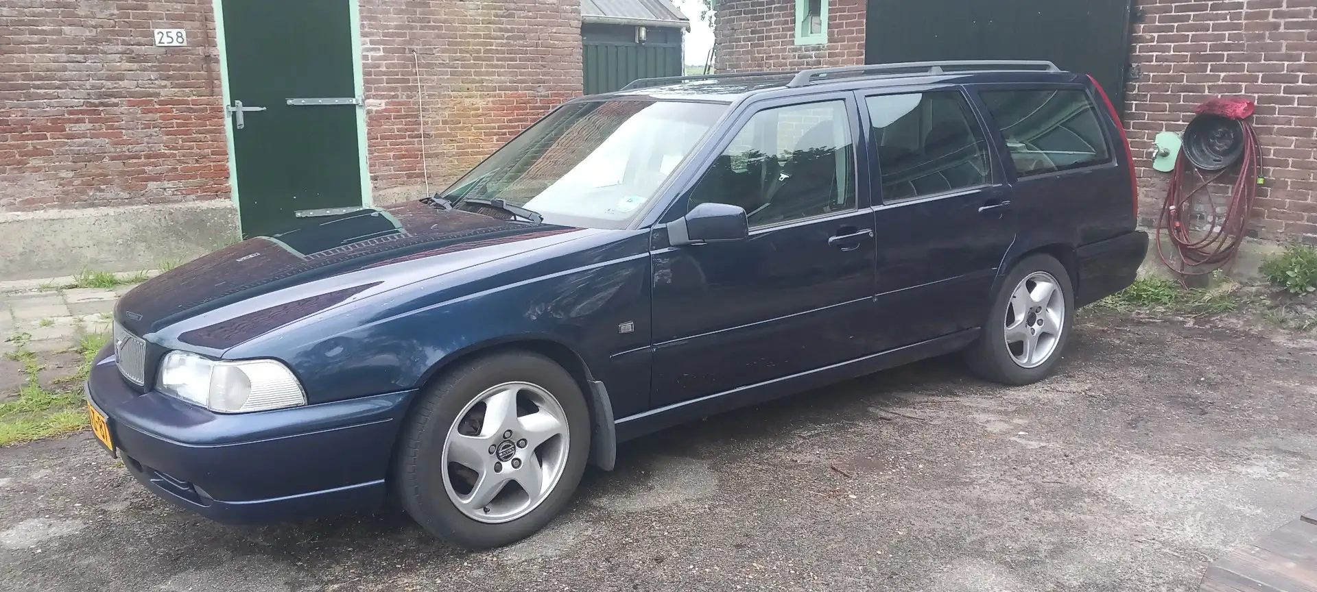 Volvo V70 2.3 T-5 Exclusive Bleu - 1