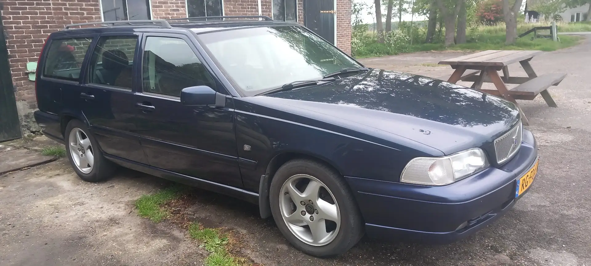 Volvo V70 2.3 T-5 Exclusive Blauw - 1