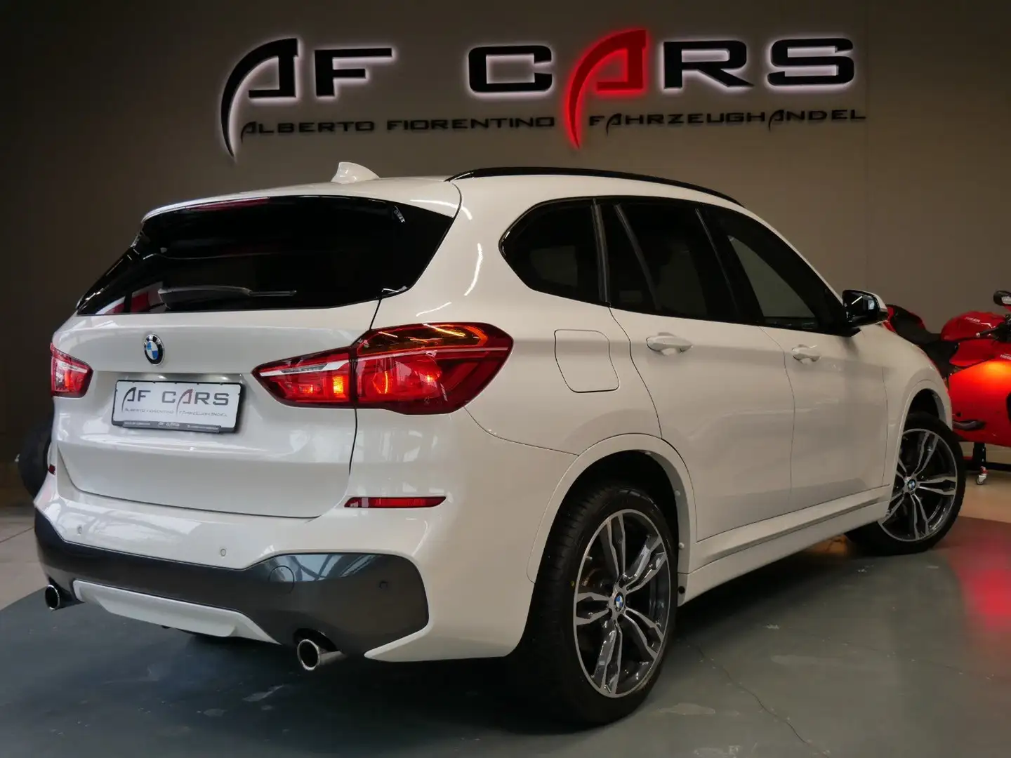 BMW X1 xDrive - M-Sport - Afneembare Trekhaak - Suède Wit - 2