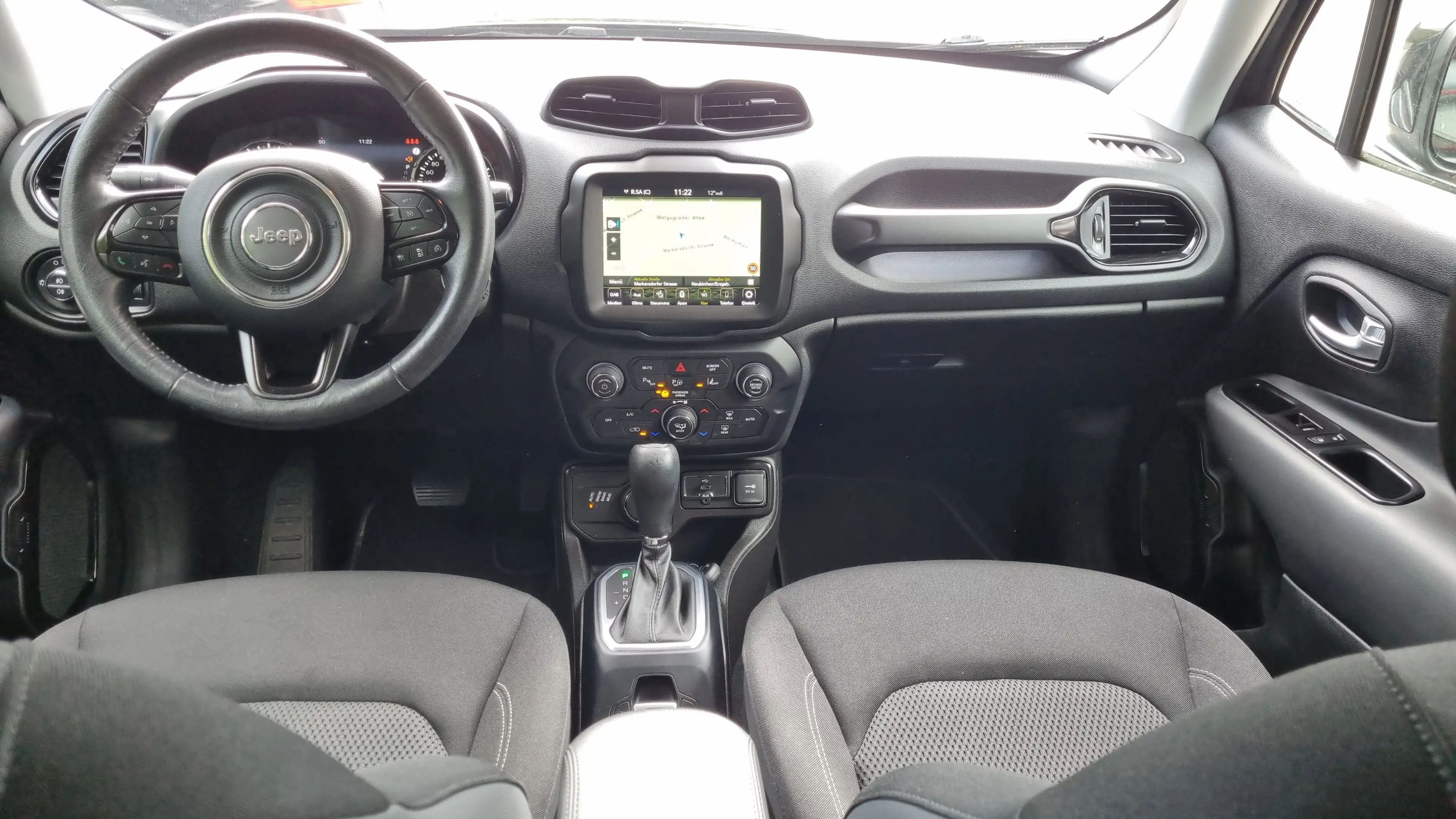 Jeep Renegade Limited 4WD — photo 12