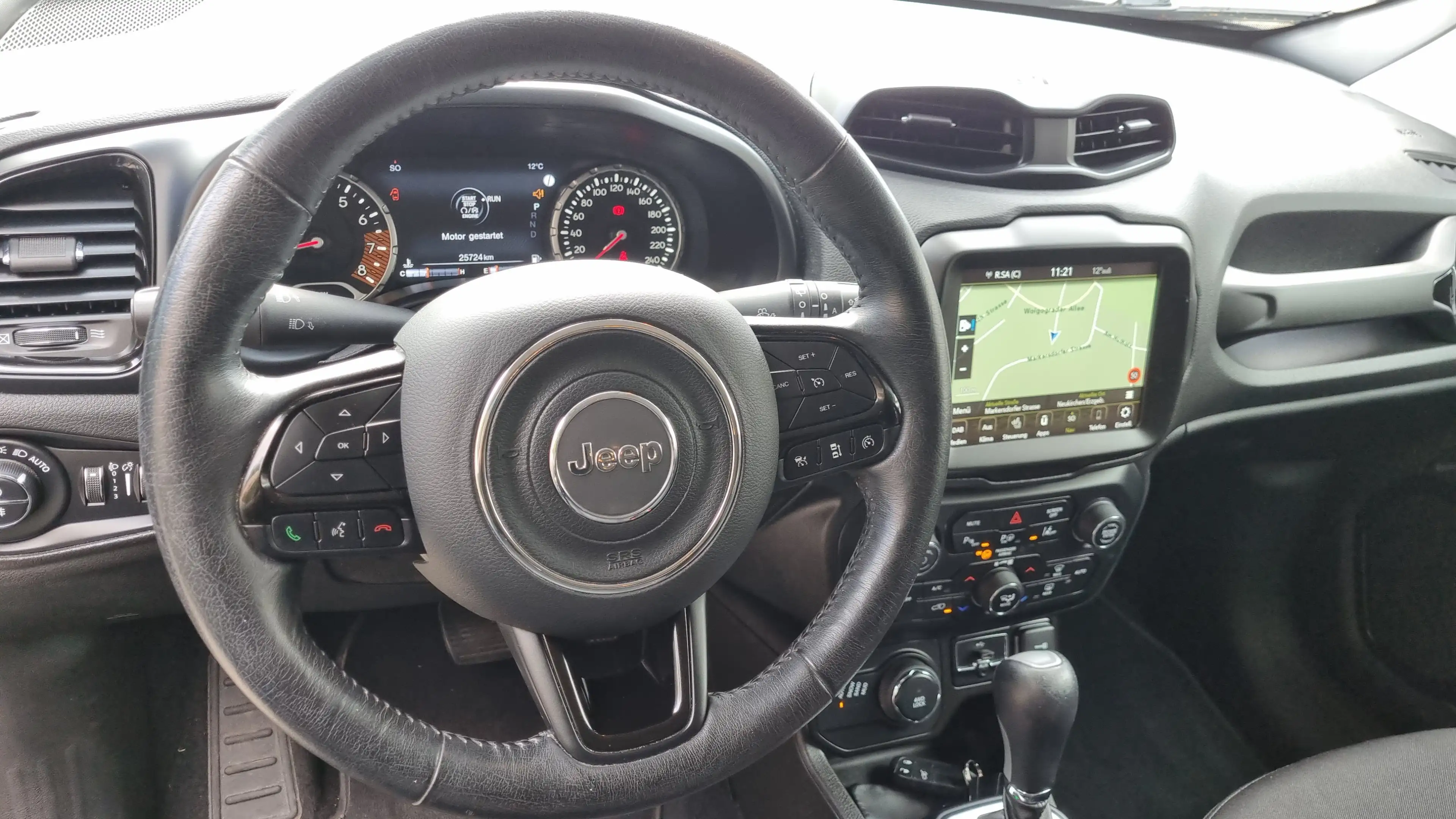 Jeep Renegade Limited 4WD — photo 10