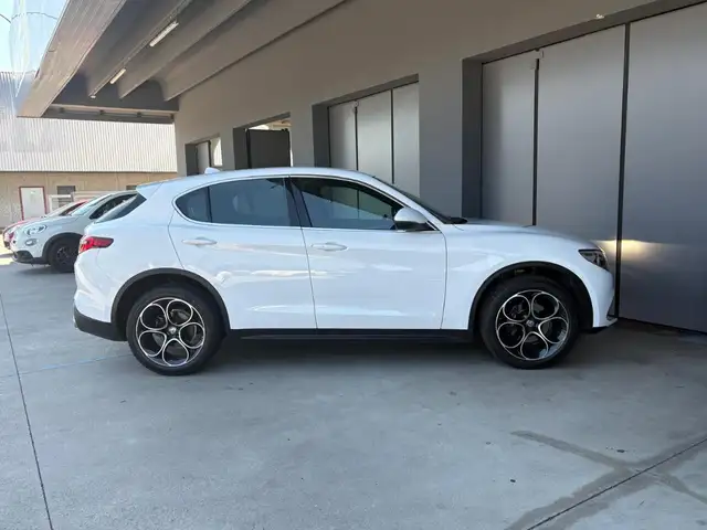 Alfa Romeo Stelvio view 5