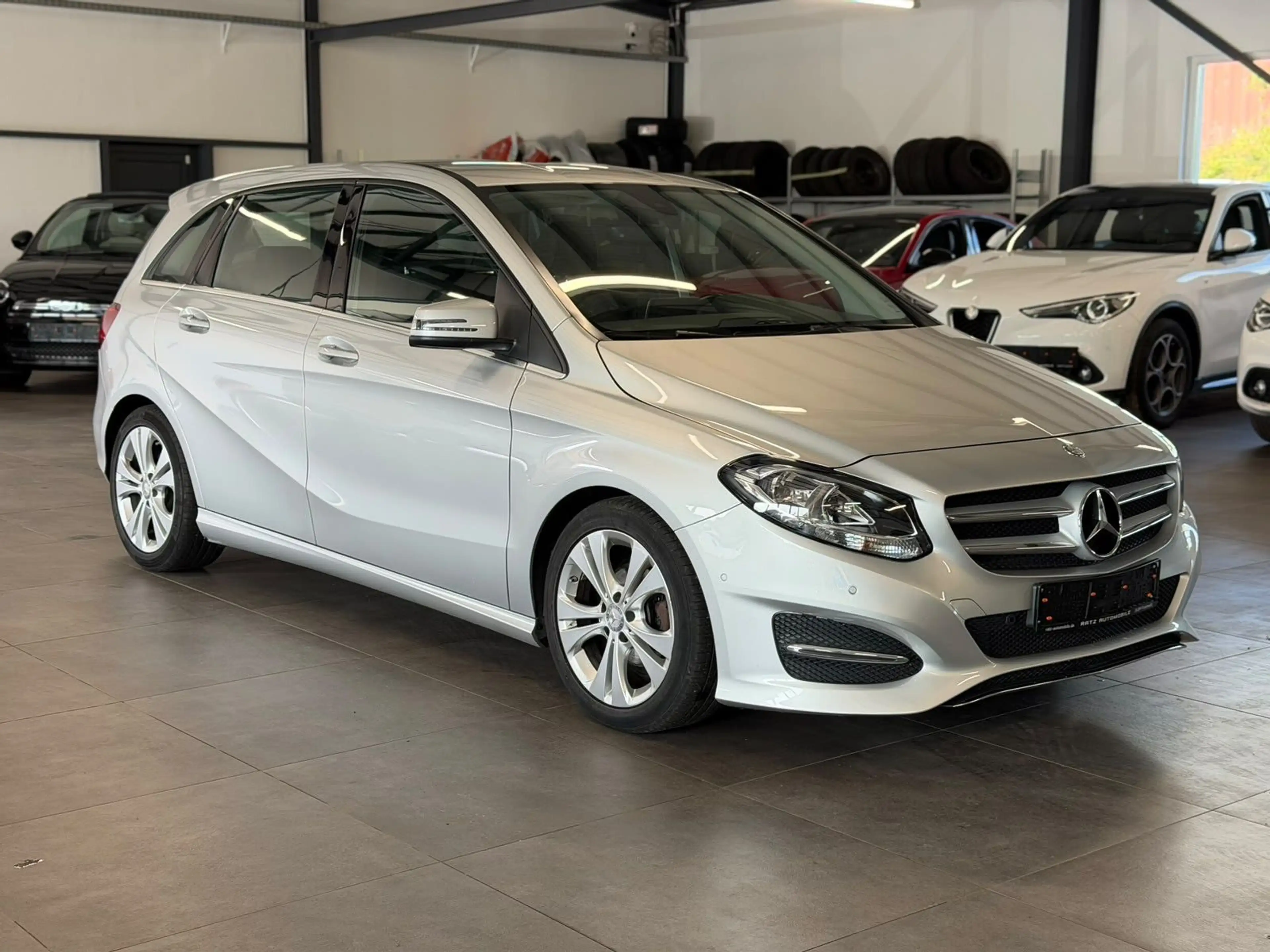 Mercedes-Benz B 180 GARMINMAP+AHK(SCHWENK)+SHZ+PDC/V/H+PARK.AS