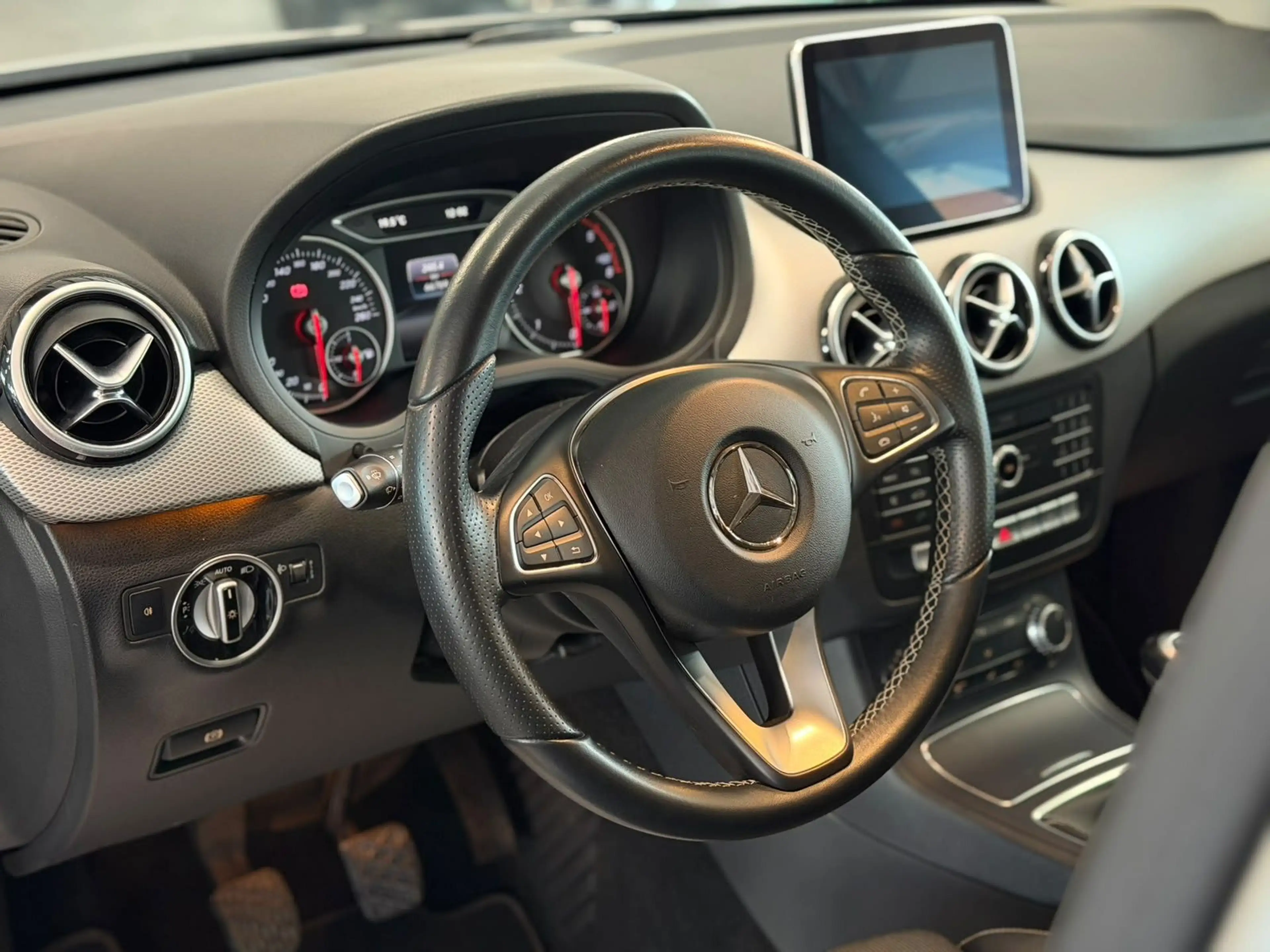 Mercedes-Benz B 180 GARMINMAP+AHK(SCHWENK)+SHZ+PDC/V/H+PARK.AS — photo 8