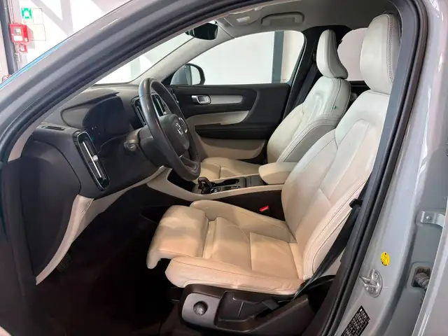 Volvo XC40 view 8