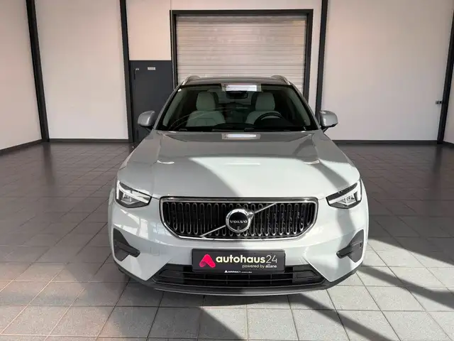 Volvo XC40 view 2