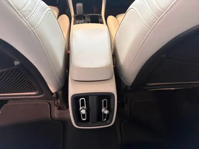 Volvo XC40 view 13