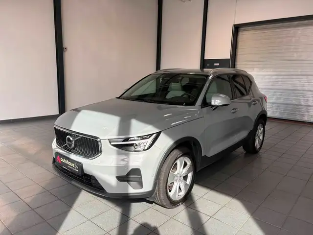 Volvo XC40 view 3