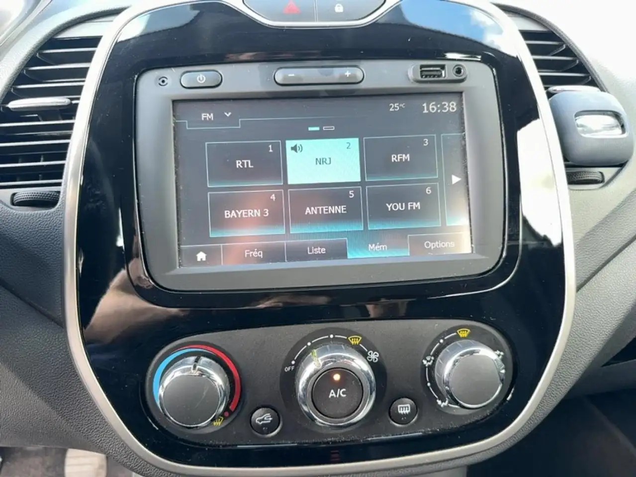 Renault Captur — photo 18
