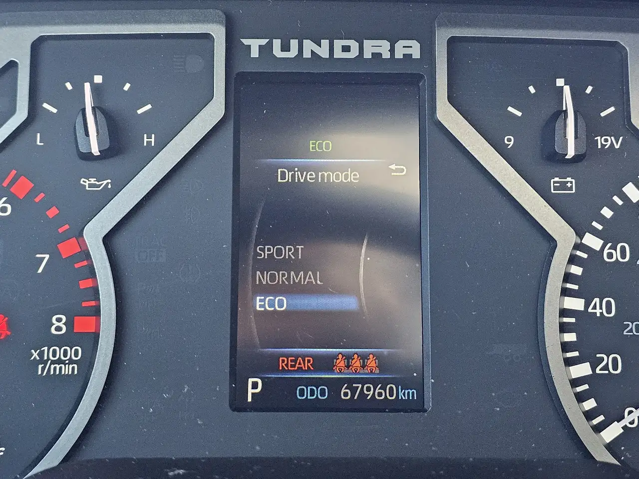 Toyota Tundra снимка Toyota Tundra