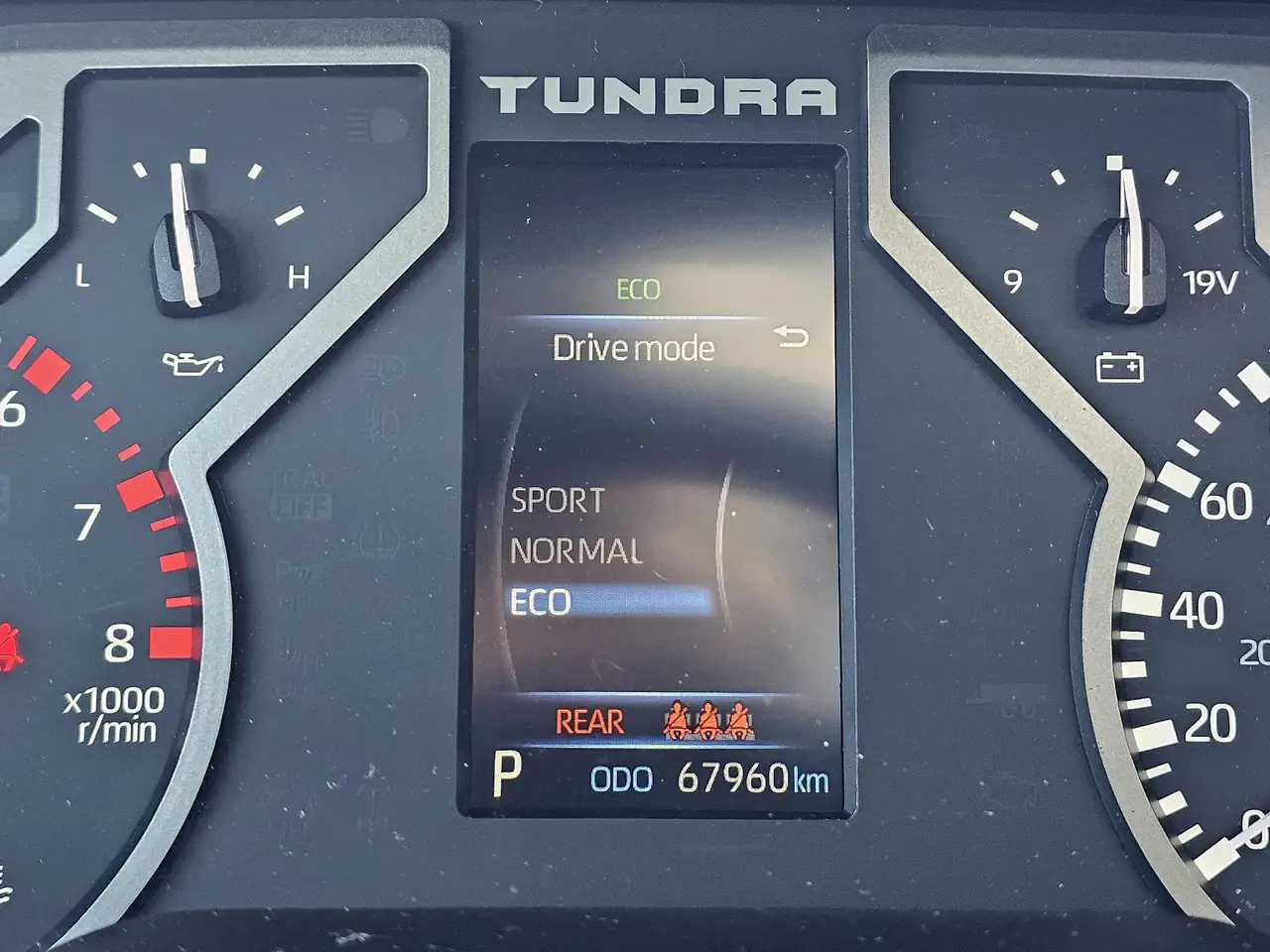 Toyota Tundra снимка Toyota Tundra