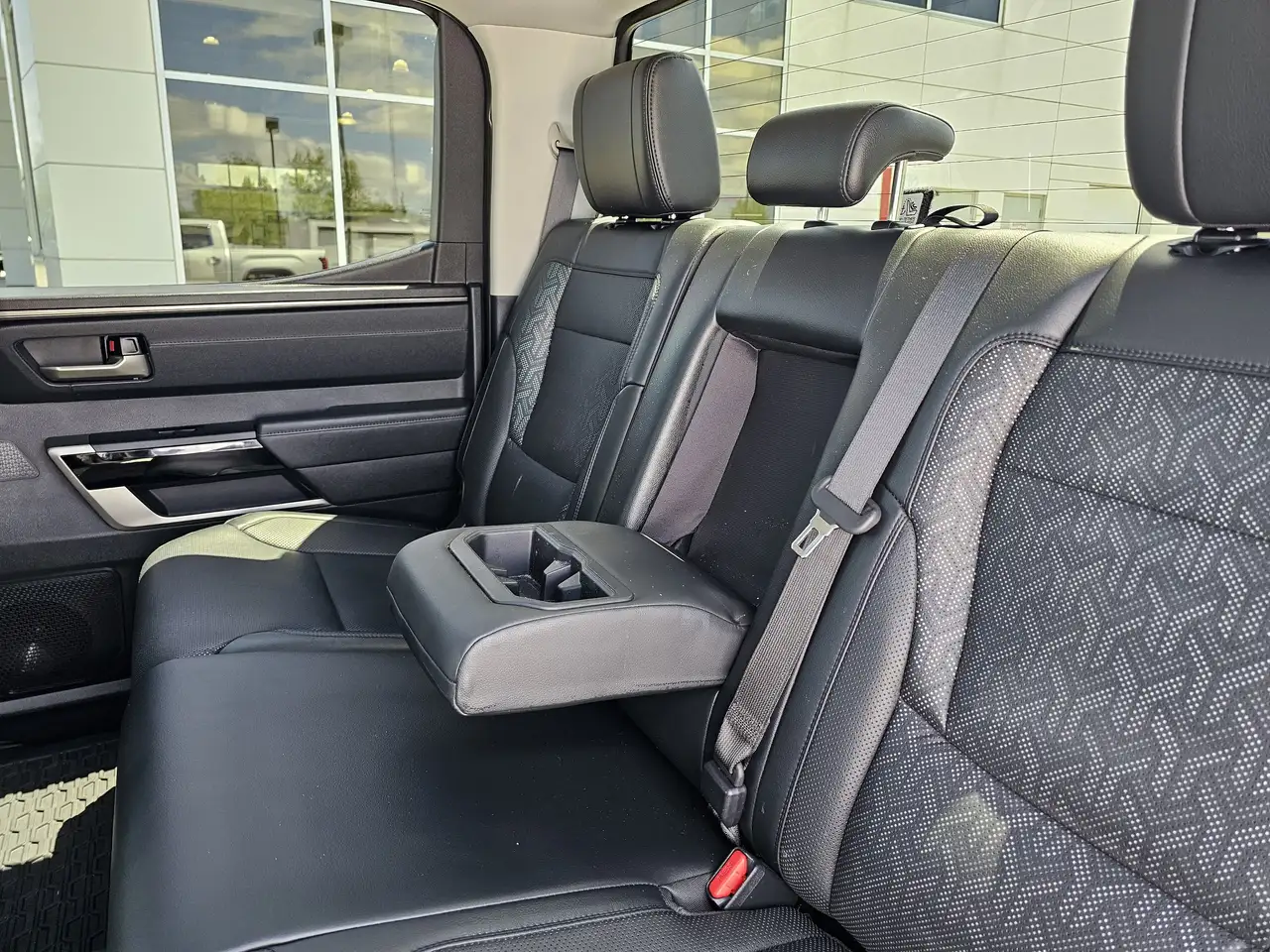 Toyota Tundra снимка Toyota Tundra