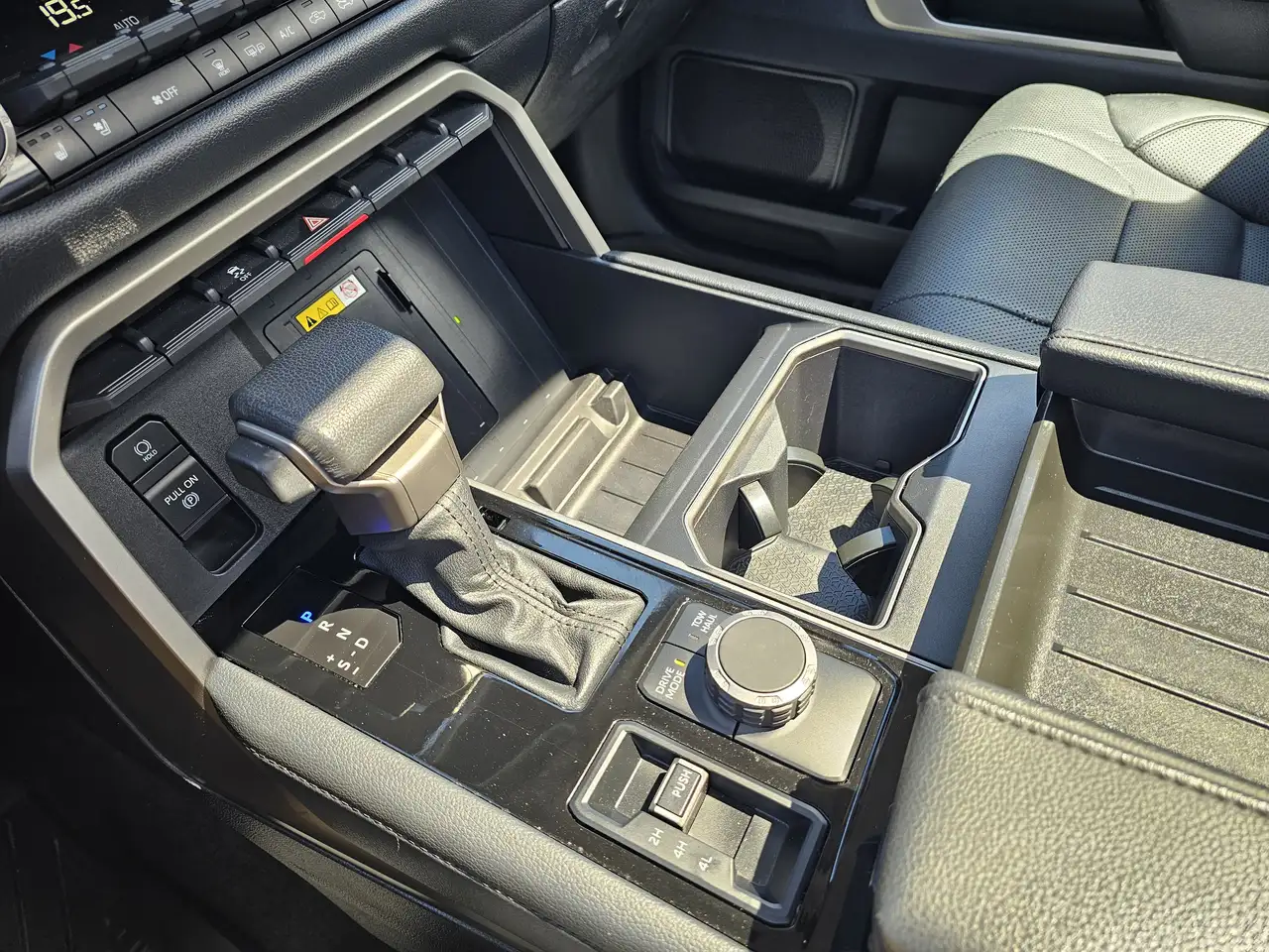 Toyota Tundra снимка Toyota Tundra