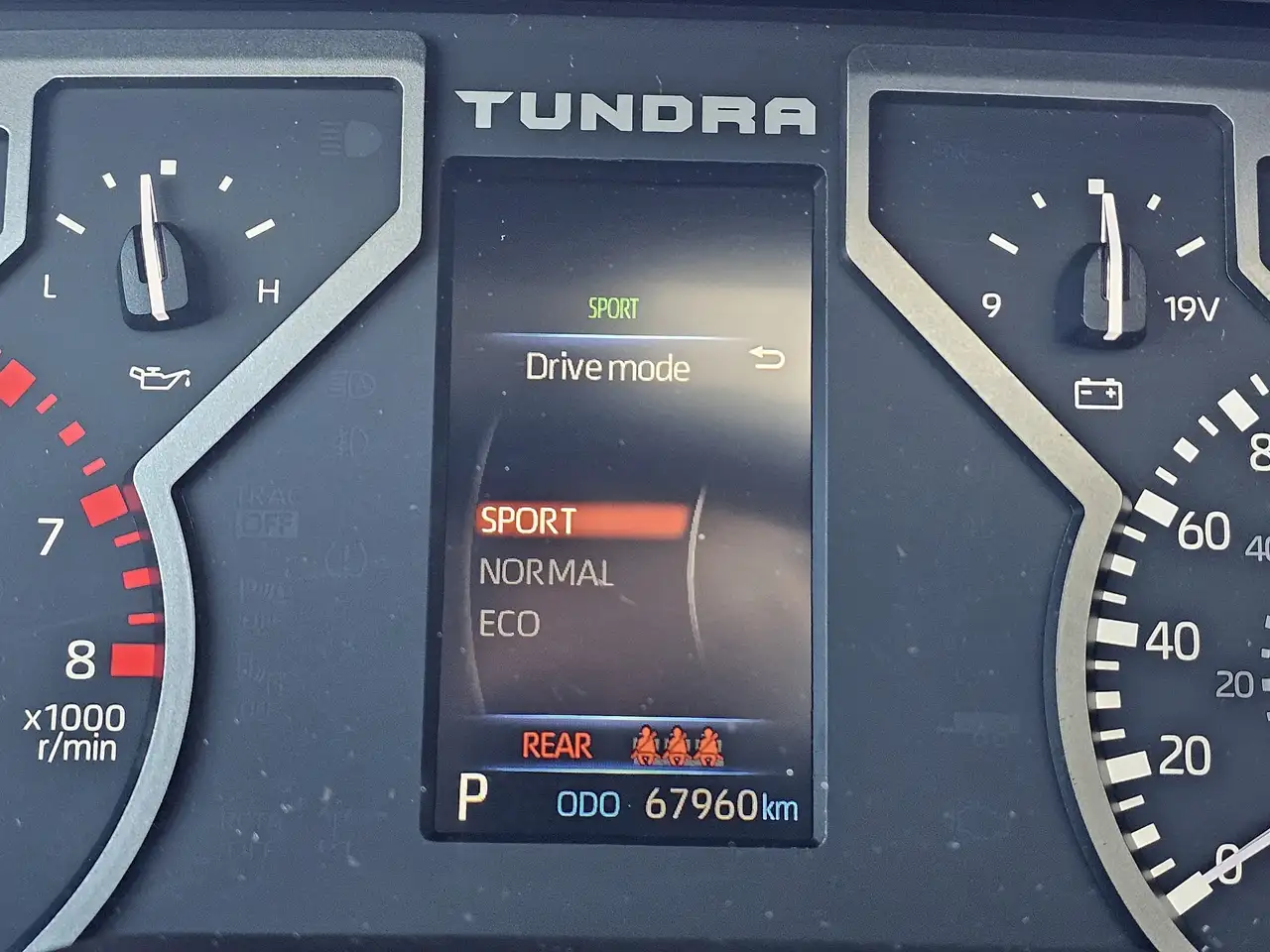Toyota Tundra снимка Toyota Tundra