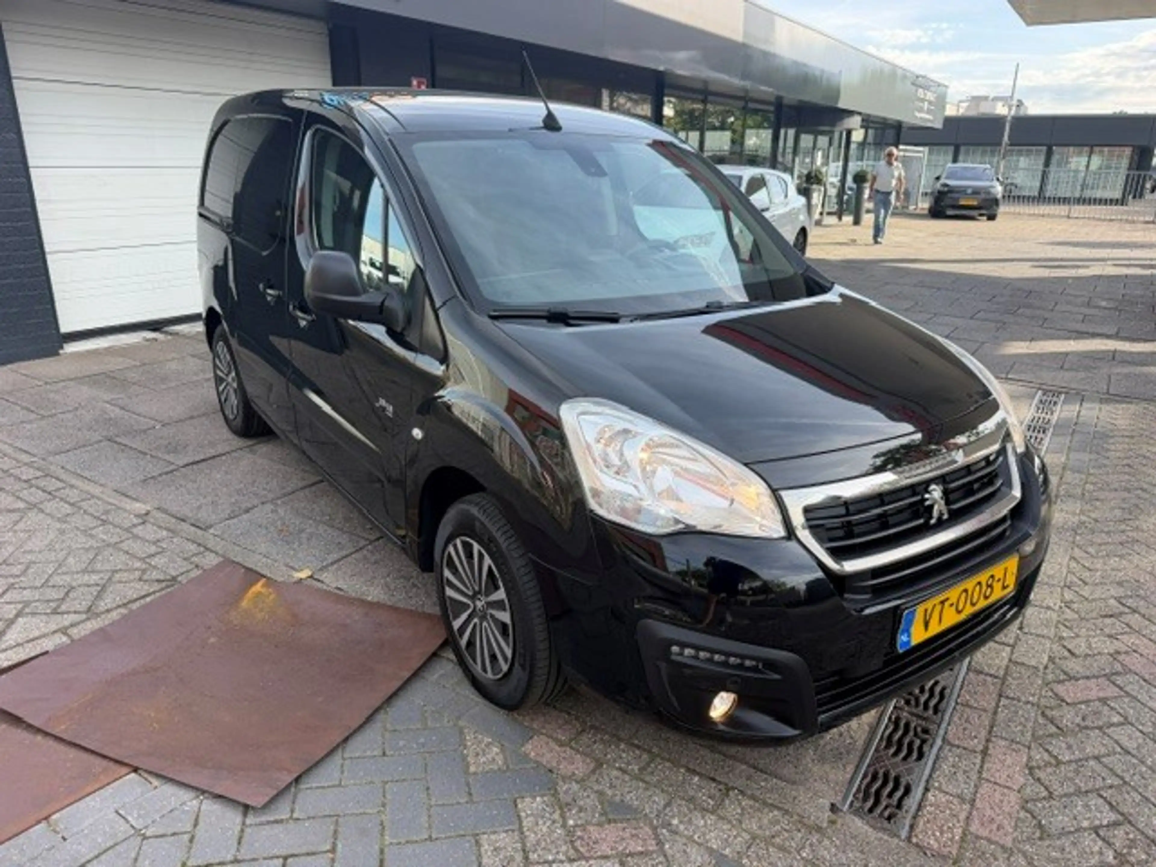 Peugeot Partner 120 1.6 BlueHDi 100 L1 Première S&S AIRCO I NAVIGA — photo 4