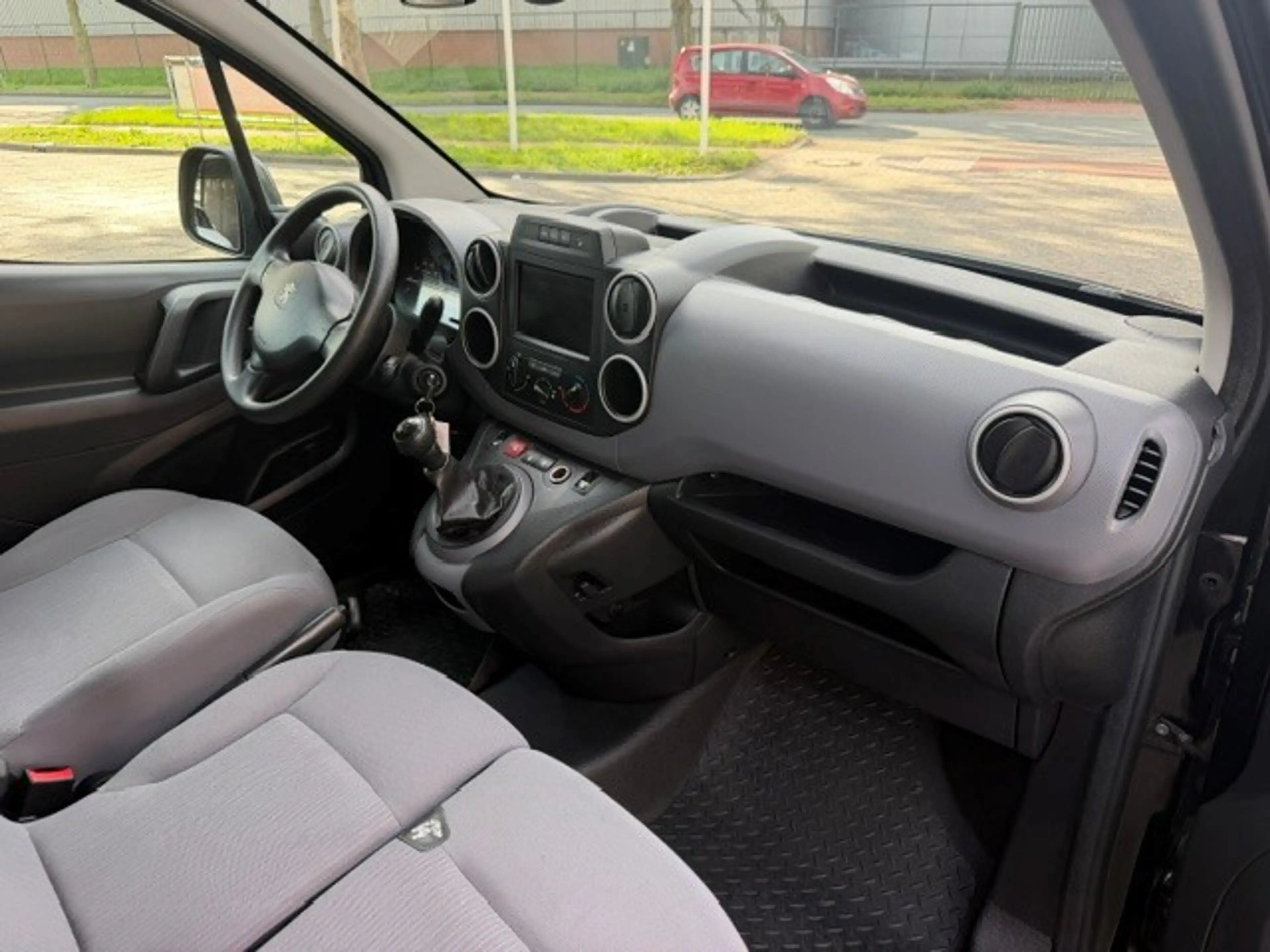 Peugeot Partner 120 1.6 BlueHDi 100 L1 Première S&S AIRCO I NAVIGA — photo 11