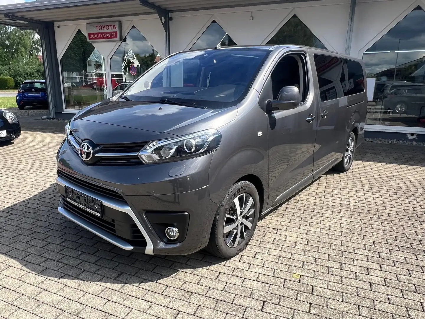 Toyota Proace L2 Executive Grau - 1