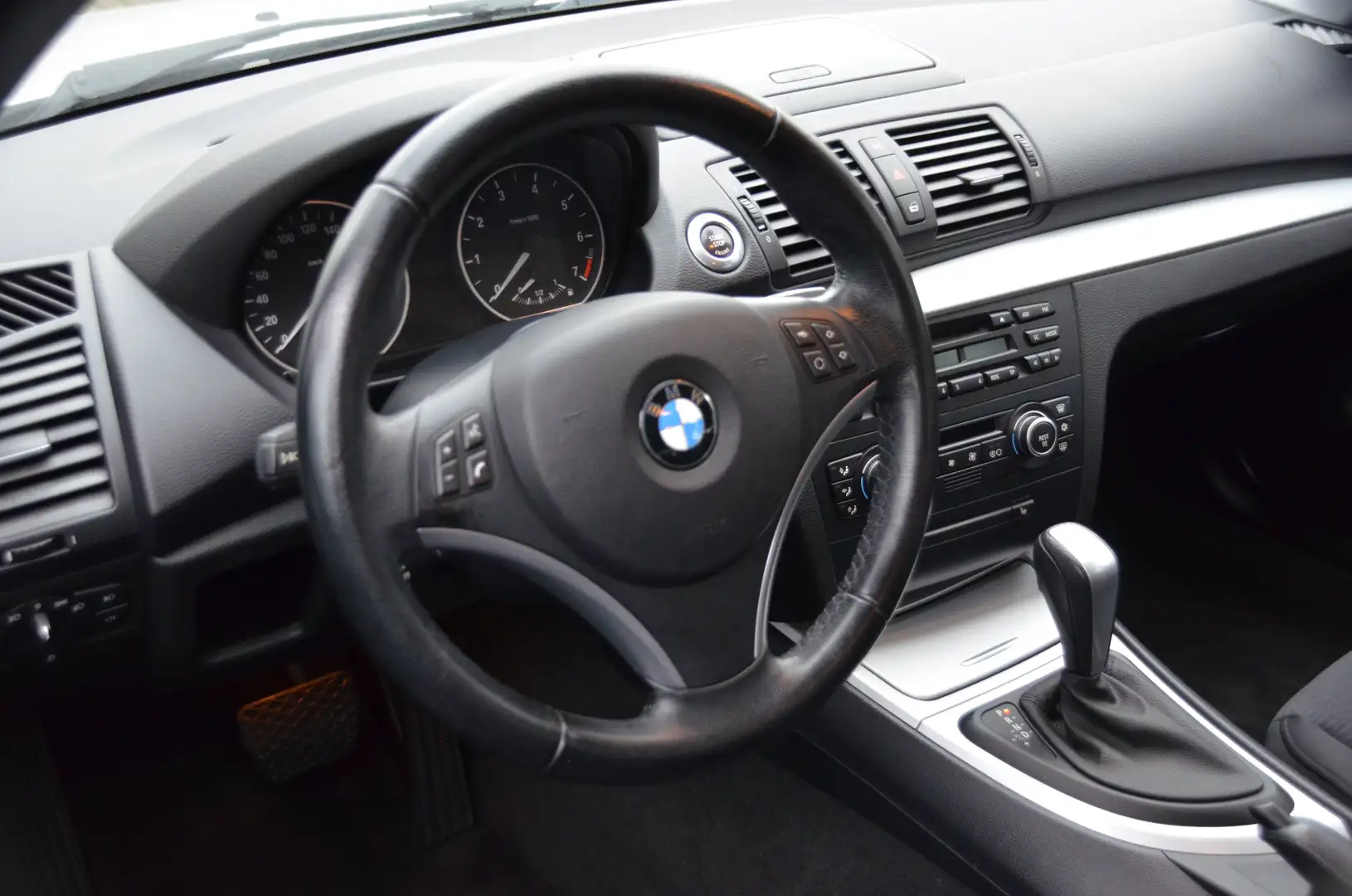 BMW 118 118i Automatik Grau - 2