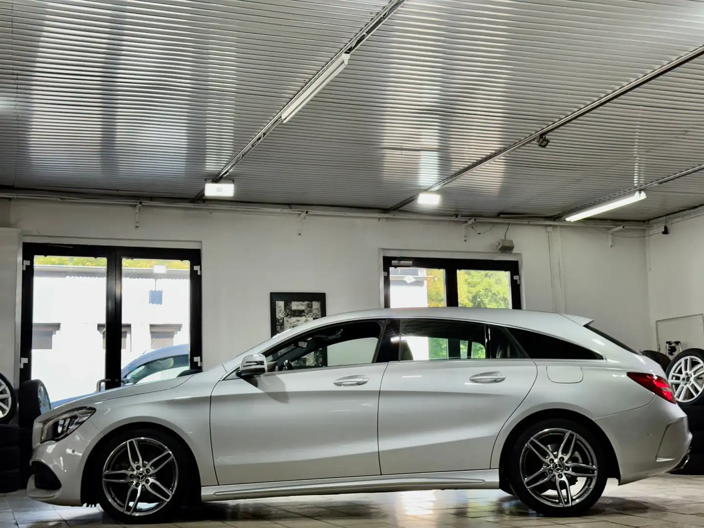 Mercedes-Benz CLA 220 CDI Shooting Brake*AMG-Line*LED*Standheizung* Silber - 2