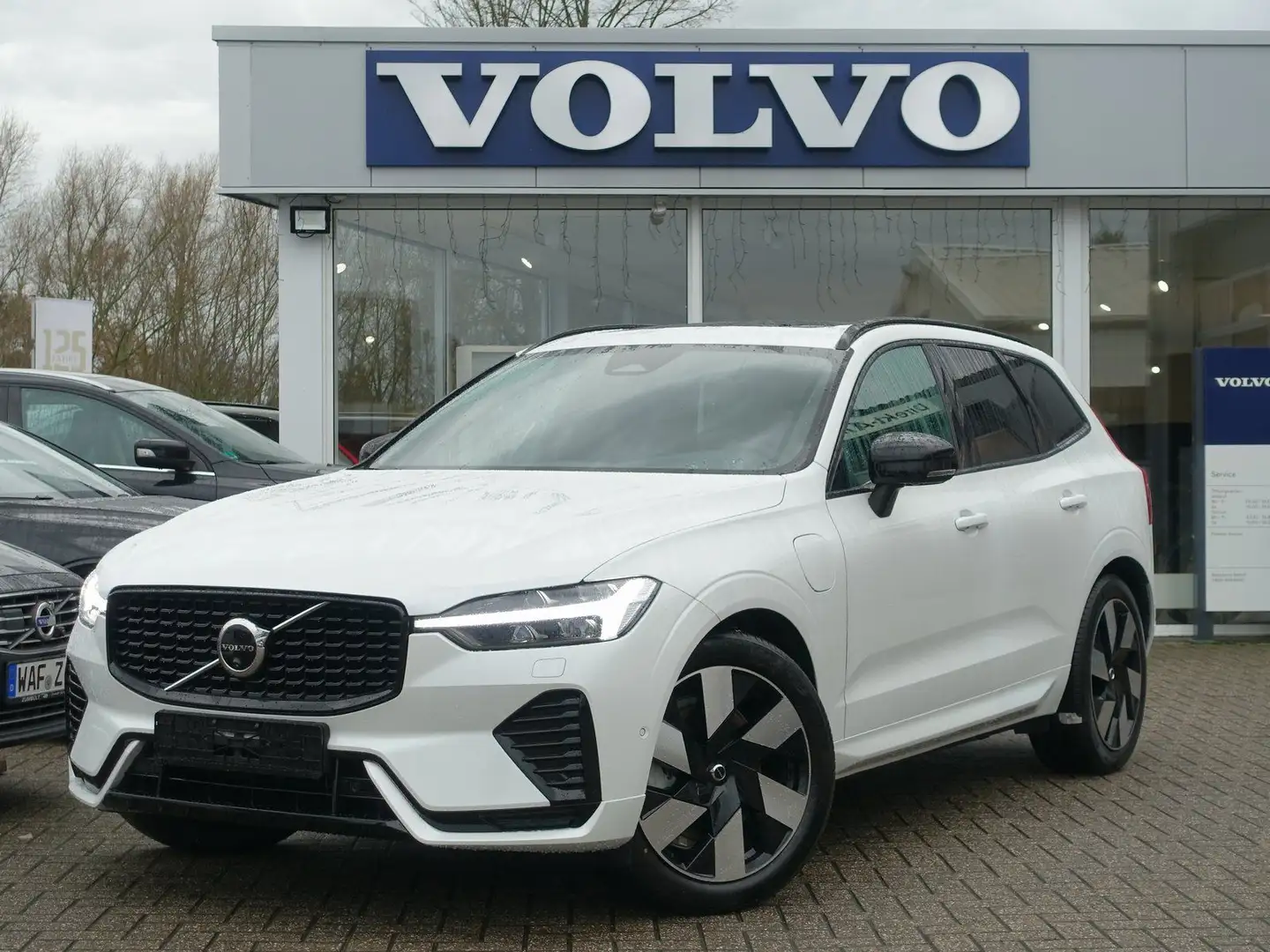Volvo XC60 Plus Dark T8 AWD Plug-in/Four-C/360°Cam/AHK Weiß - 1