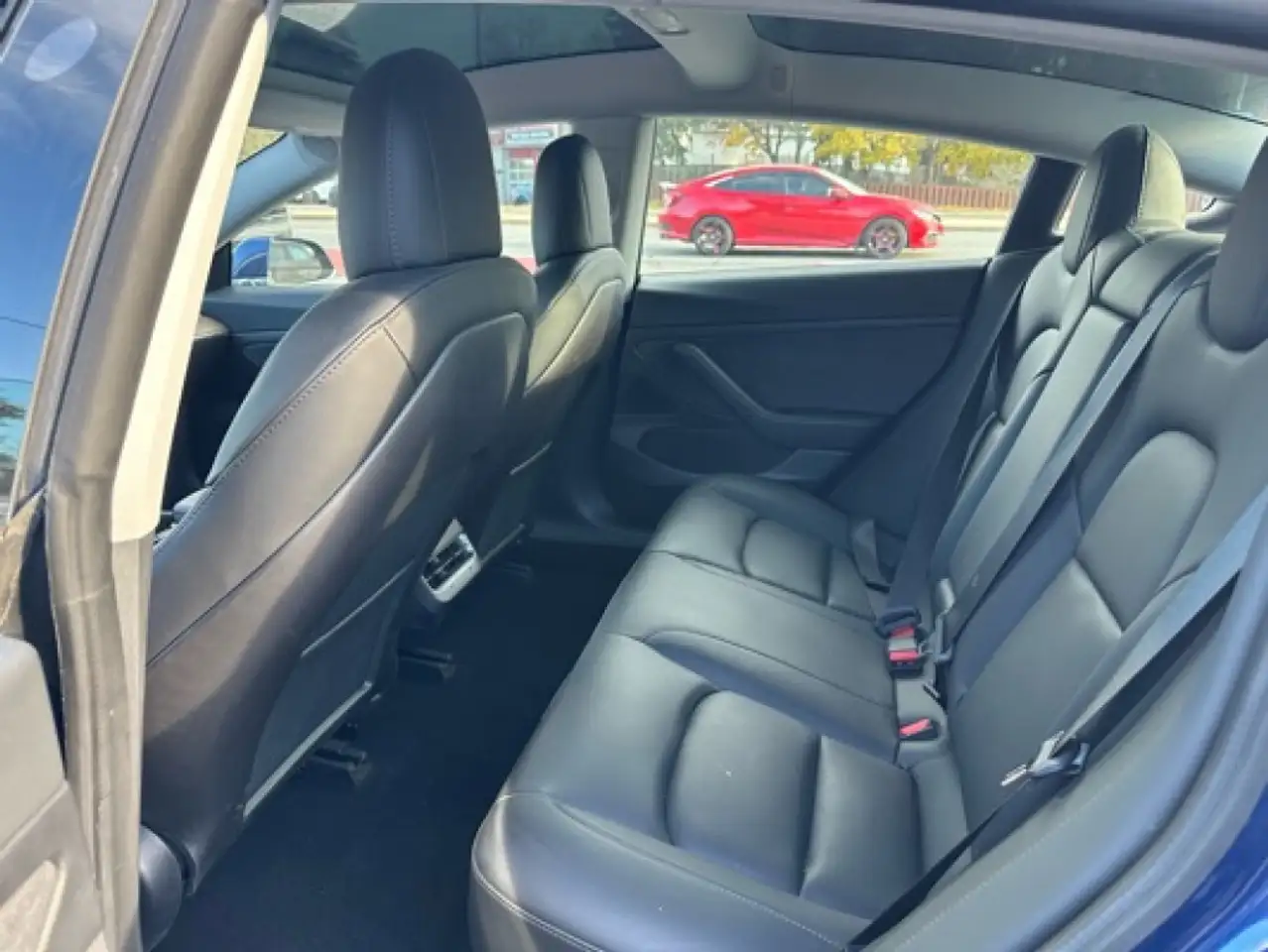 Tesla Model 3 снимка Tesla Model 3