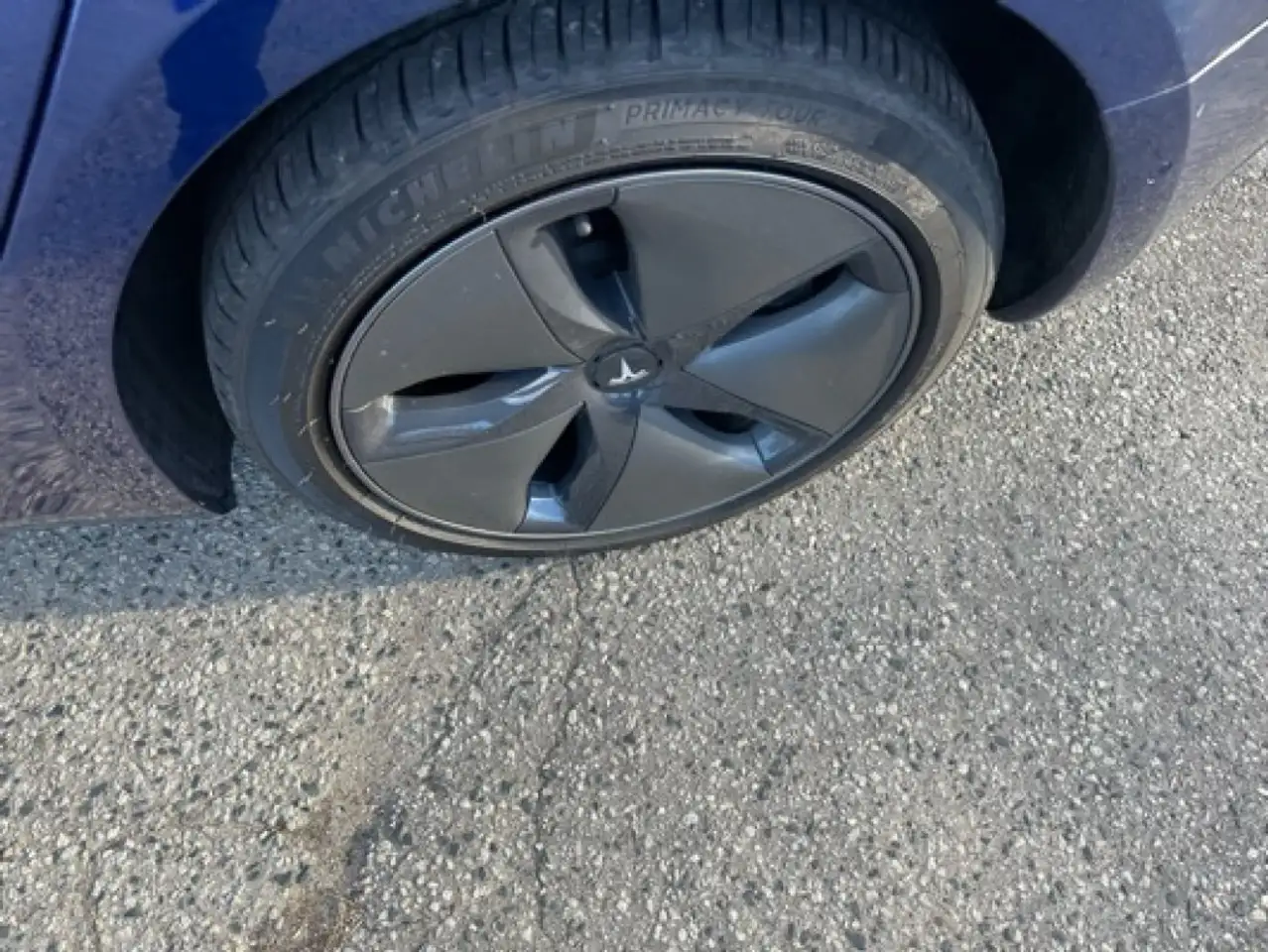 Tesla Model 3 снимка Tesla Model 3