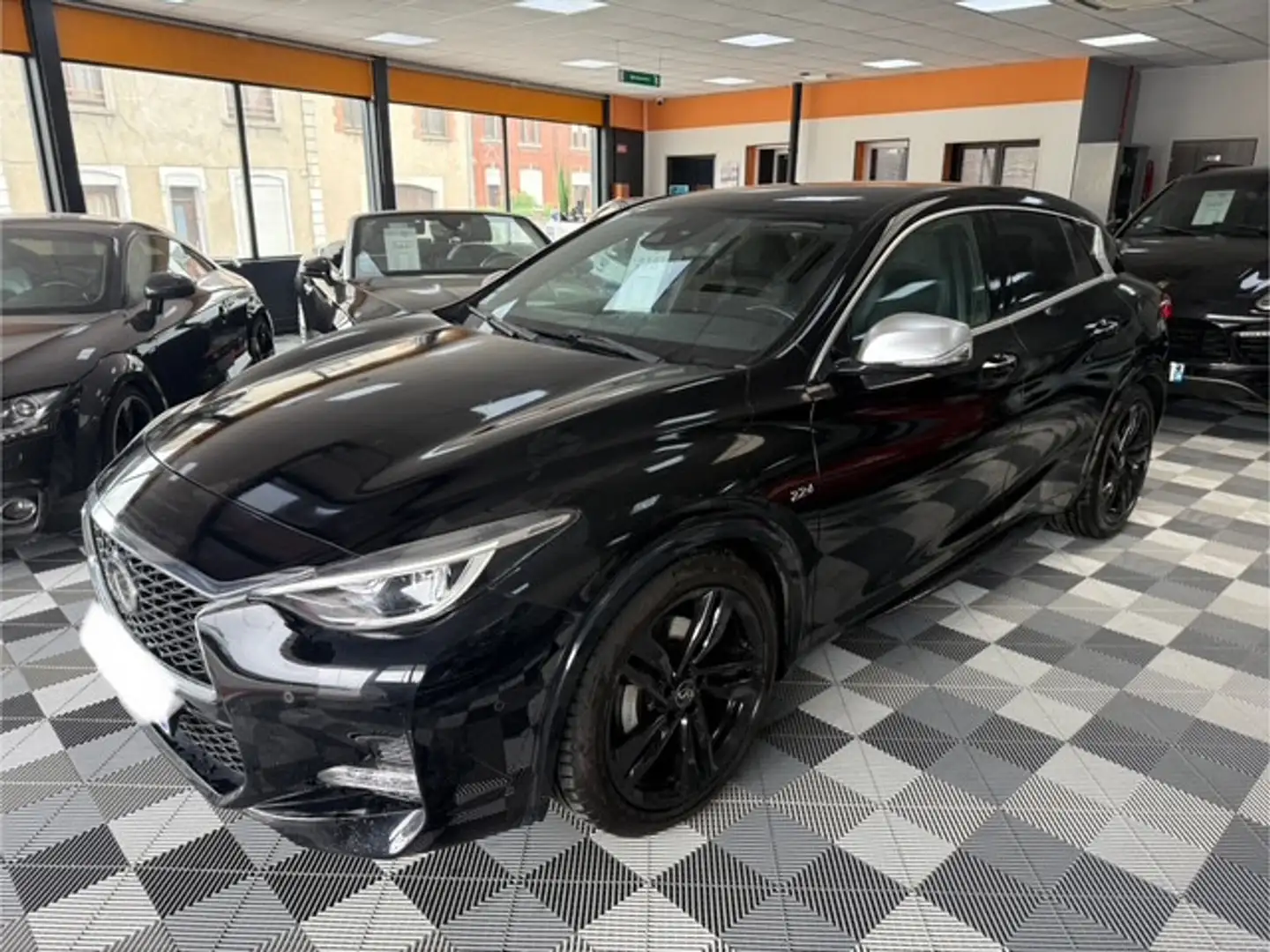Infiniti Q30 2.2 d AWD Sport City Black DSG Zwart - 2