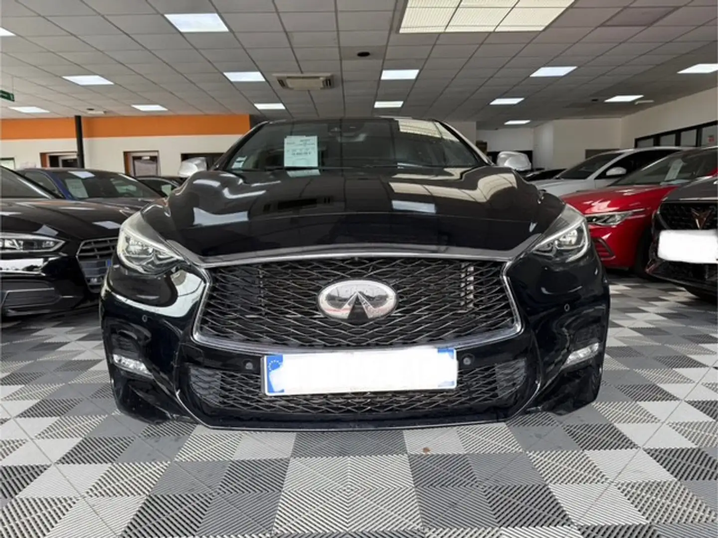 Infiniti Q30 2.2 d AWD Sport City Black DSG Zwart - 1