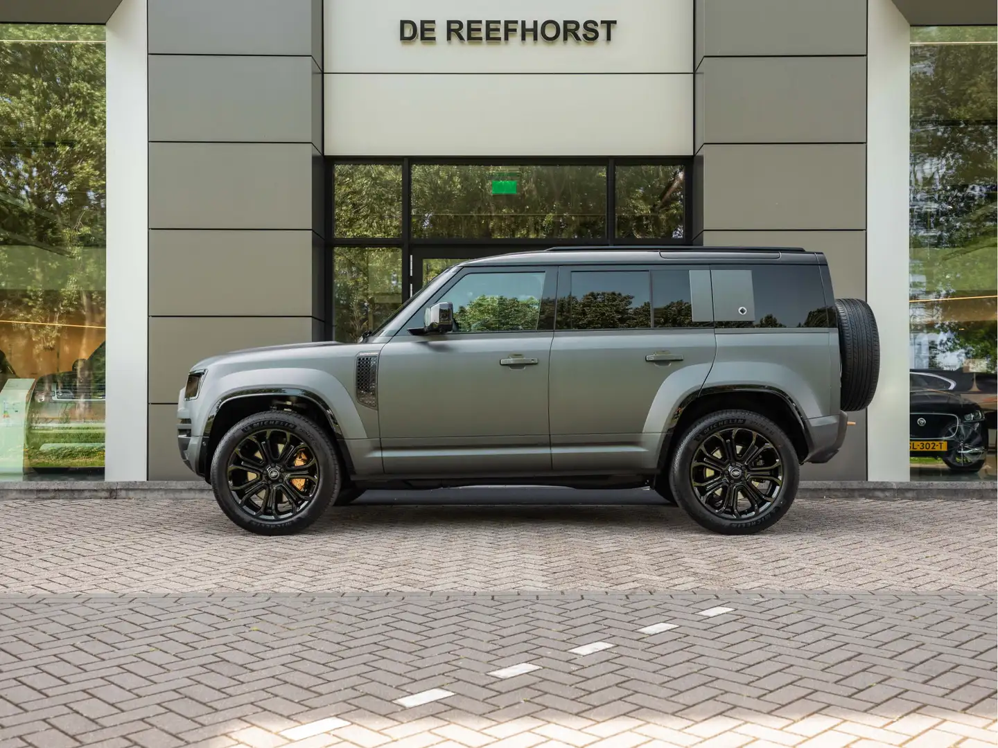 Land Rover Defender 110 4.4 P635 OCTA Edition ONE | Matte Protective F Groen - 2