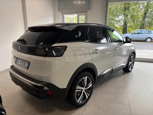 Peugeot 3008 view 5