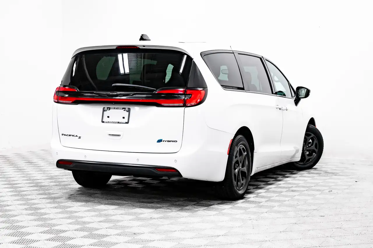Chrysler Pacifica photo Chrysler Pacifica