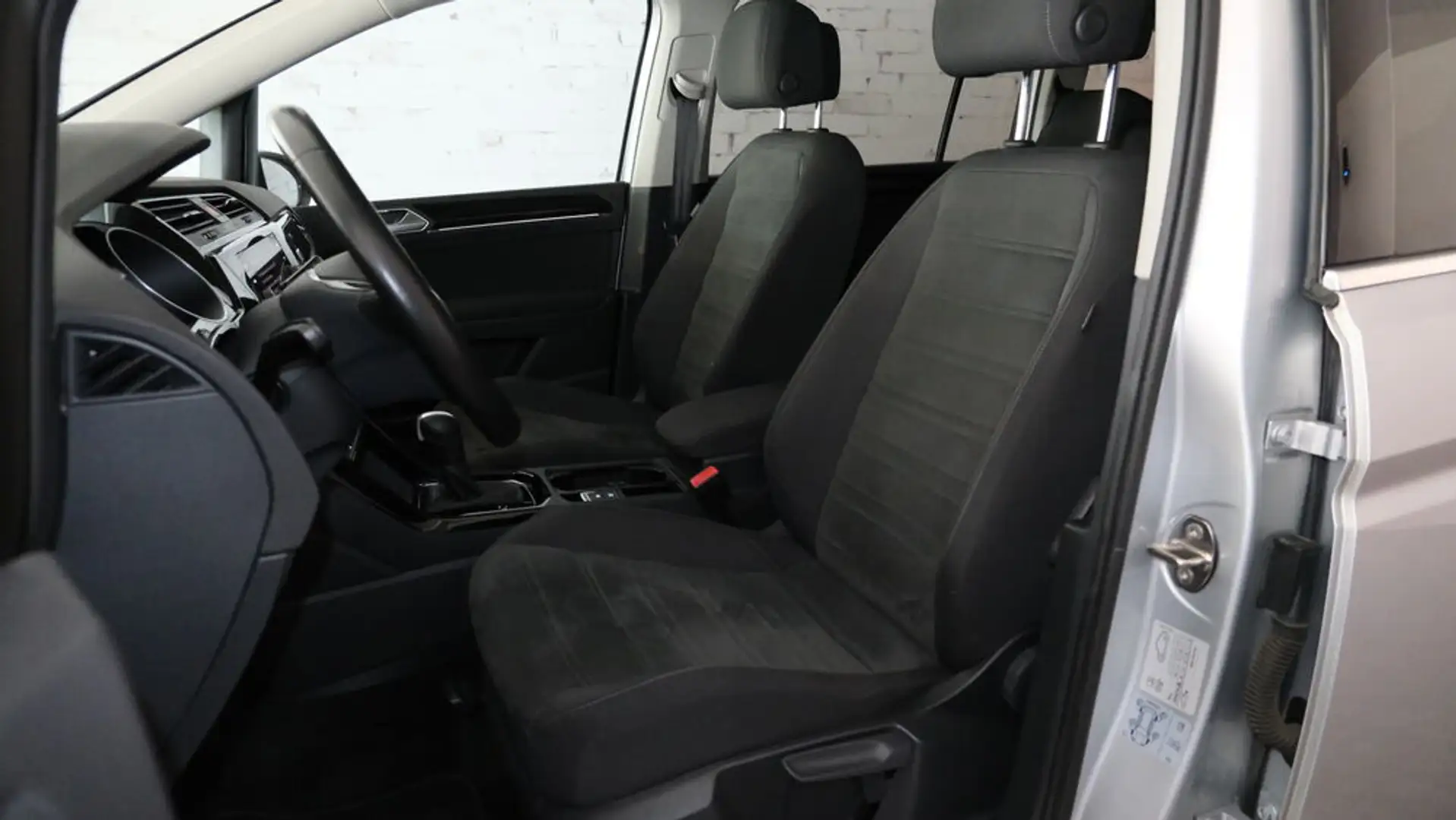 Volkswagen Touran Highline DSG 7 Sitzer Pano Silber - 2