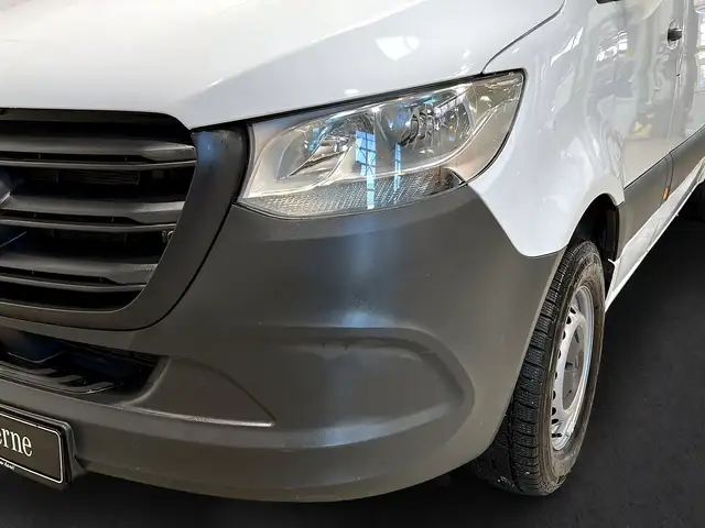 Mercedes-Benz Sprinter view 2