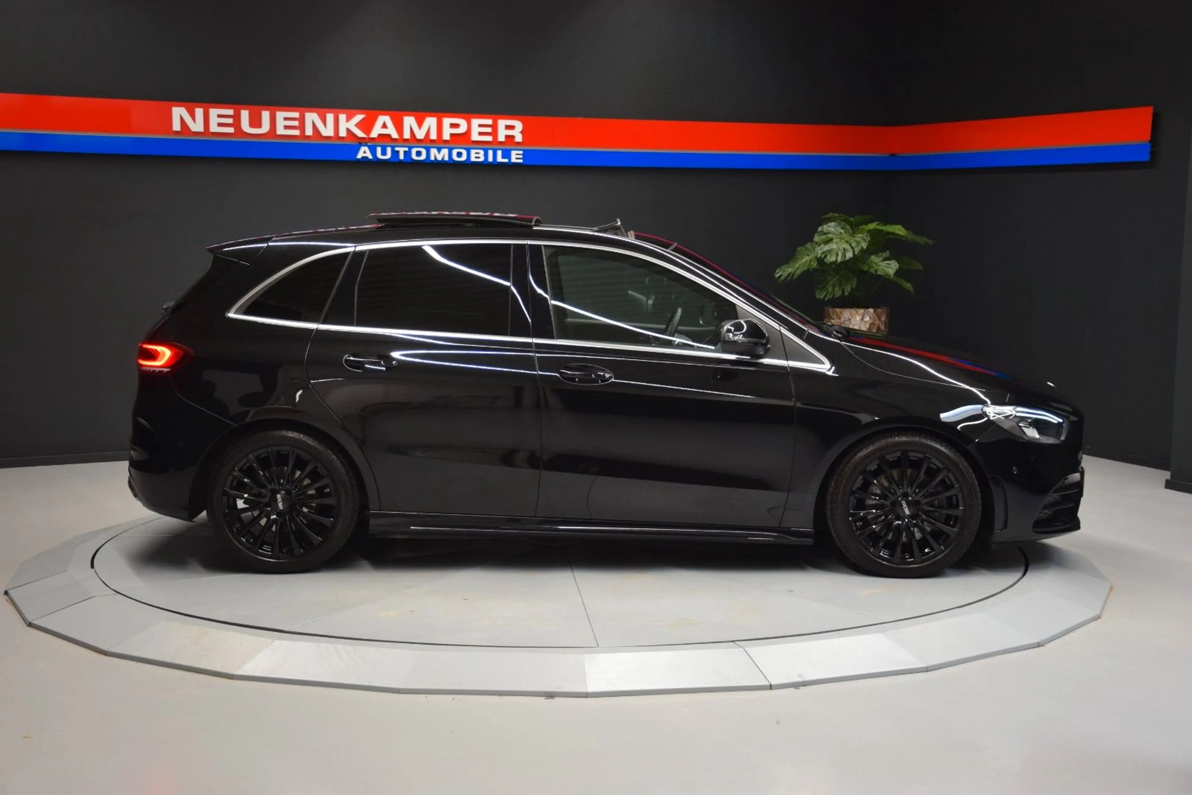 Mercedes-Benz B 220 4Matic AMG-Line Pano LED Kamera Tempomat — photo 8